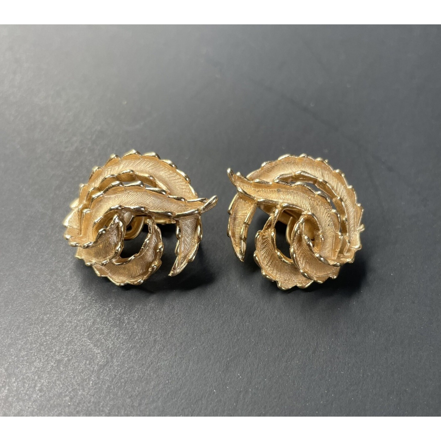 Vintage Crown Trifari Leaf Earrings Clip On Gold Tone Fern Swirl Leaves